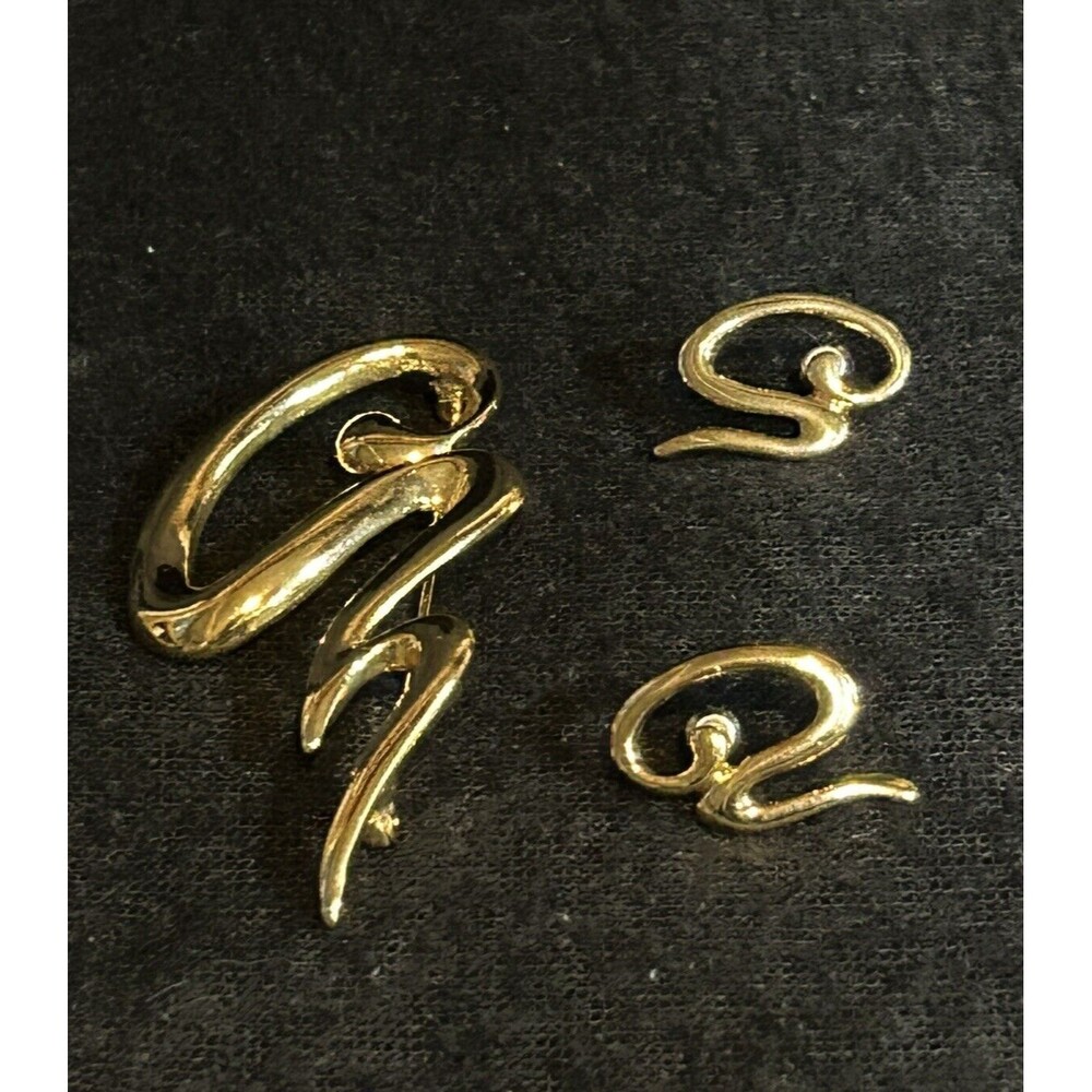 Vintage Unsigned Gold Tone Brooch With Matching Pierced Ear Rings J22